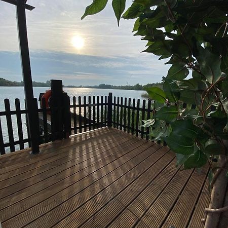 Lodge On The Lake At Lakeside Holiday Park Chichester Exterior foto
