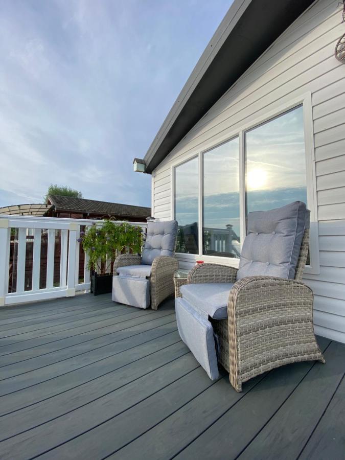 Lodge On The Lake At Lakeside Holiday Park Chichester Exterior foto