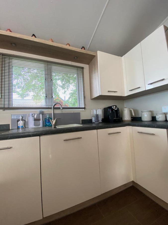 Lodge On The Lake At Lakeside Holiday Park Chichester Exterior foto